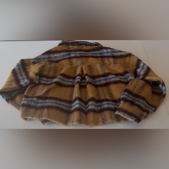 VIGOSS Women’s Cropped Tan Fuzzy Button Up Jacket NWT Size Small - Picture 10 of 10